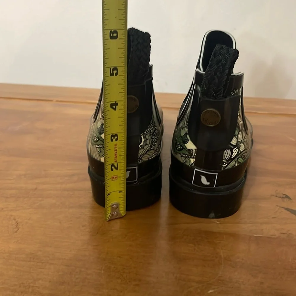 SAKROOTS Rhyme Ankle Rain Boots Size 7